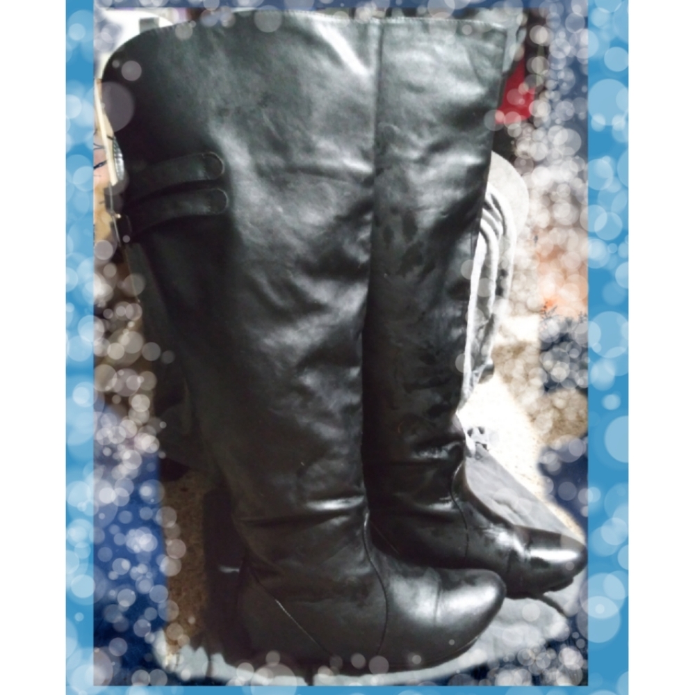 Journee Collection

Women's Wide Calf Angel Boot